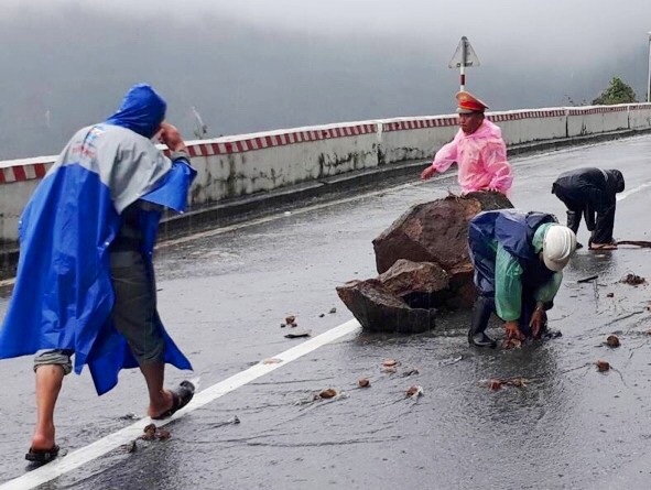 Thông tuyến QL 1A trên đèo Hải Vân sau nhiều ngày bị đất đá lở - 1 Đá tảng lớn rơi xuống trên đường Quốc lộ 1A qua đèo Hải Vân. Các lực lượng chức năng tiến hành xử lý trong sáng 21/11