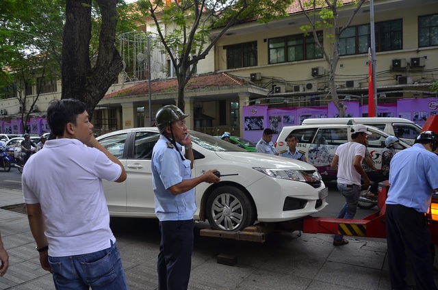 “Biệt thự quan chức” trên đất vàng và “quái vật” 300 tấn khoan xuyên lòng đất - 8
Dù ông Đoàn Ngọc Hải - Phó Chủ tịch quận 1 (TPHCM) - cùng đoàn kiểm tra liên ngành đã ngừng ra quân dọn dẹp vỉa hè, nhưng Đội trật tự của quận và 10 phường trên địa bàn vẫn duy trì công việc này thường xuyên. Tuy nhiên, việc xử lý vi phạm không quyết liệt như trước đây... (Ảnh: Đình Thảo)