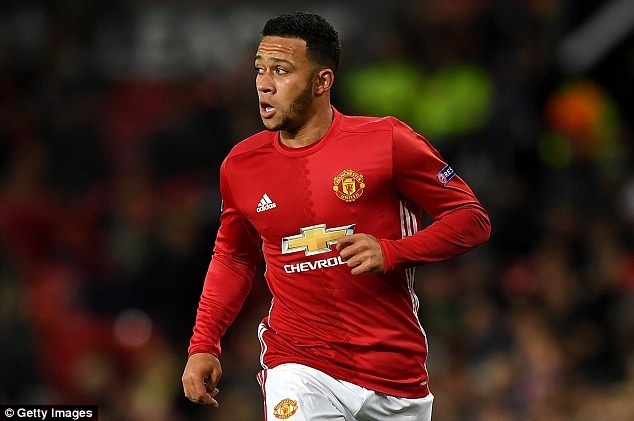 Depay từng được kỳ vọng sẽ vươn tầm trở thành C.Ronaldo mới ở Old Trafford. Tuy nhiên, lối chơi quá vẽ vời của cầu thủ này không giúp anh thành công ở MU. Phần lớn thời gian của tiền vệ người Hà Lan ở MU (đặc biệt là thời Mourinho) ở trên băng ghế dự bị. Giờ đây, cầu thủ này đang hoàn tất những thủ tục cuối cùng để gia nhập Lyon.