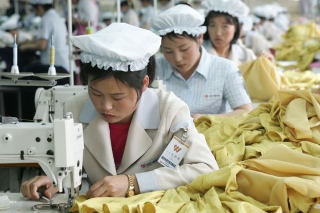 "Yếu tố Mỹ" trong sự phát triển của ngành dệt may Triều Tiên - 2
Các công nhân may mặc Triều Tiên (Ảnh: Getty)