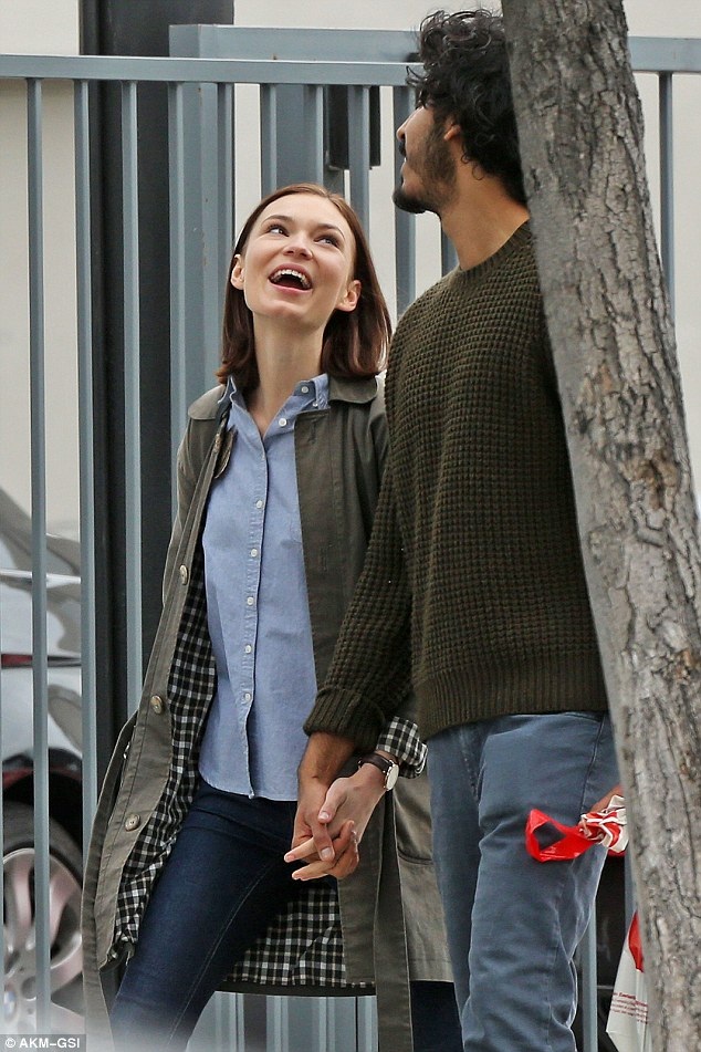 
Dev Patel tình tứ nắm tay bạn gái mới Tilda Cobham-Hervey đi dạo trên đường phố Los Angeles ngày 28/2 vừa qua
