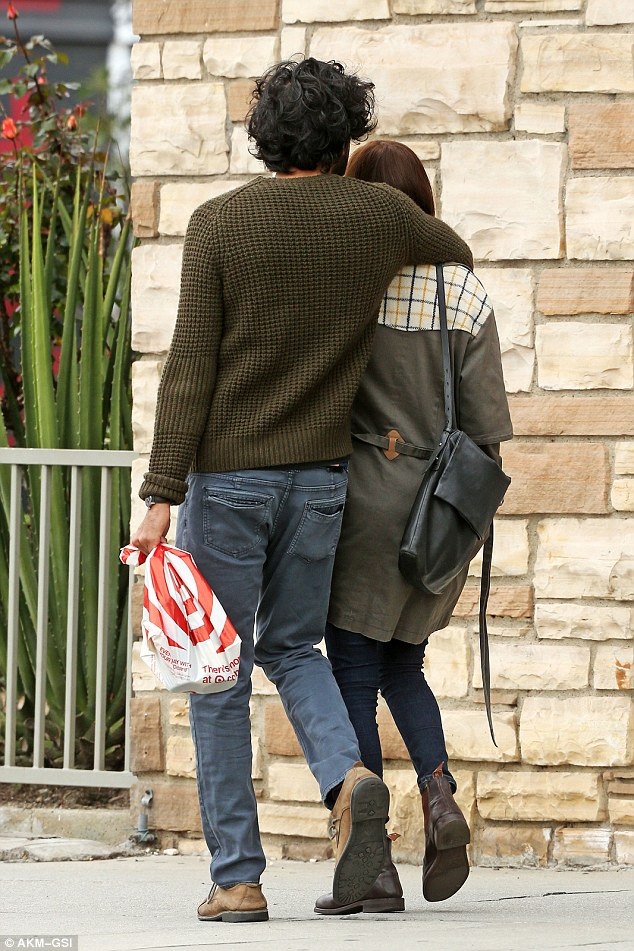 
Cặp đôi mới của làng giải trí đi mua sắm và dạo phố cùng mẹ của Dev
