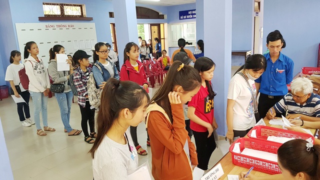 Các thí sinh trúng tuyển xếp hàng chờ nộp hồ sơ xác nhận nhập học tại Đại học Huế