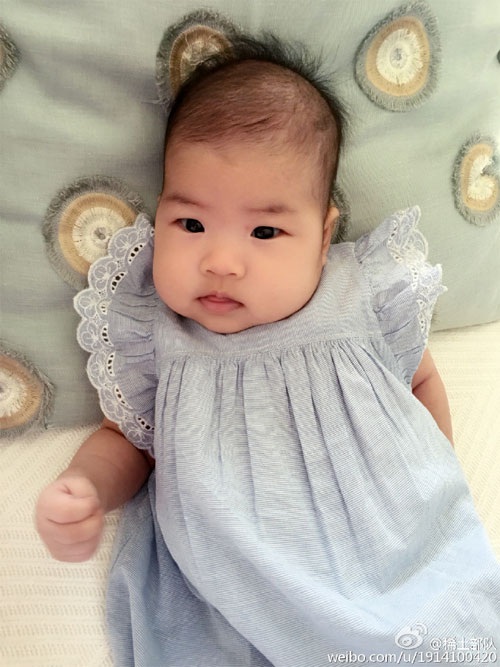 Chương Tử Di khoe con gái cưng, Lâm Tâm Như “tuềnh toàng” xuống phố - 6
Khi còn nhỏ, cô con gái của Chương Tử Di khá giống con trai. Cô bé được nhận xét di truyền nhiều nét của cha ruột chứ không xinh đẹp như mẹ.