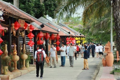Festival nghề truyền thống Huế 2017 nơi Tinh hoa nghề Việt hội tụ - 2 Không gian đường đi bộ Nguyễn Đình Chiểu dọc sông Hương