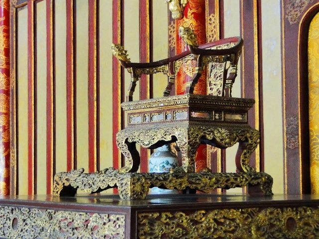 Di chuyển Ngai vàng triều Nguyễn để sửa điện Thái Hòa - 2 Ngai vàng các đời vua trong điện Thái Hòa (ảnh: blog Nguyen Ngoc Vien)