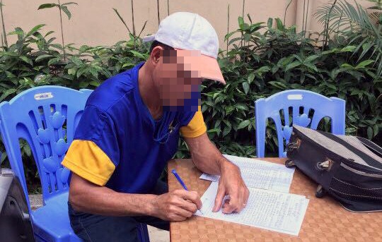 Hà Nội: Xe tải đi ngược chiều, phụ xe vung tay đòi... nhường đường - 2 Tài xế Ngô Đức D. viết tường trình tại Đội CSGT số 3.