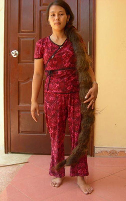 Mái tóc của chị Mậu nặng đến 3 kg, dài 1,6 m.