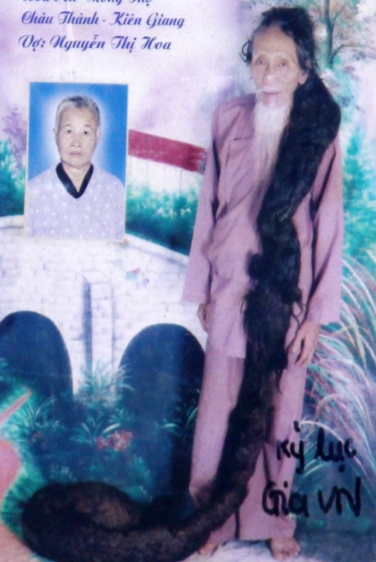 Với mái tóc đặc biệt này, ông từng được ghi danh vào sách kỷ lục Guiness với danh hiệu “Người có mái tóc dài nhất Việt Nam”.