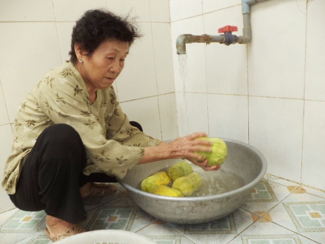 Chuyện về nữ đầu bếp "ruột thịt" coi công an như người thân của mình - 1 Dì Năm đang chuẩn bị bữa ăn cho cán bộ, chiến sĩ Công an huyện Kế Sách.