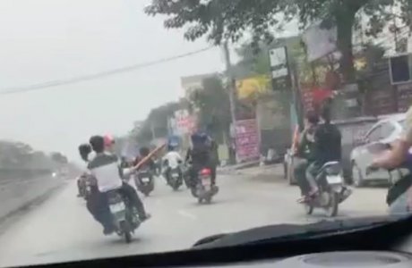 Xác minh nhóm thanh niên lái xe máy bằng chân, “làm xiếc” trên quốc lộ - 1 Nhóm thanh thiếu niên đi xe máy lạng lách trên quốc lộ, vi phạm giao thông (ảnh cắt từ clip)