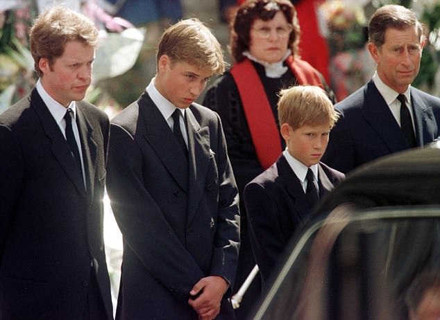 Hoàng tử Harry từng suy sụp sau cái chết của Công nương Diana - 3
Hoàng tử William và em trai Harry (giữa) trong đám tang của Công nương Diana năm 1997 (Ảnh: Reuters)