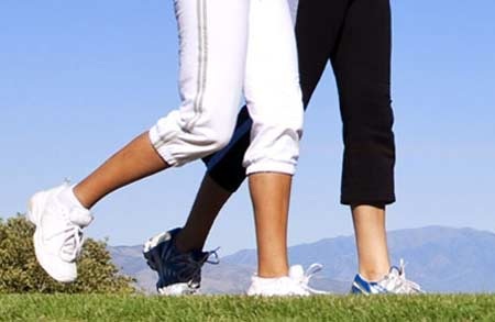 Đi bộ quá nhiều cũng là căn nguyên thúc đẩy quá trình thoái hóa khớp gối.