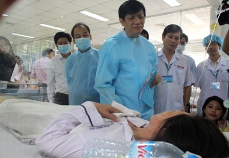 Bệnh nhẹ không được nhập viện, người nhà dọa tính sổ bệnh viện - 2 Thứ trưởng Bộ Y tế Nguyễn Thanh Long thăm bệnh nhân tại Bệnh viện Bệnh nhiệt đới, TPHCM