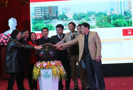 Thái Nguyên: Cổng dịch vụ công trực tuyến mức độ 3,4 đi vào hoạt động - 1 Lãnh đạo tỉnh, TP Thái Nguyên nhấn nút khai trương cổng dịch vụ công trực tuyến.