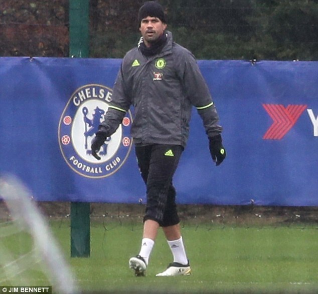 Hết “nổi loạn”, Diego Costa đội mưa tập luyện một mình - 1 Hết “nổi loạn”, Diego Costa đội mưa tập luyện một mình - 1