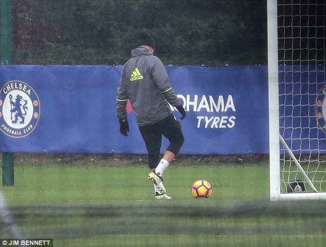 Hết “nổi loạn”, Diego Costa đội mưa tập luyện một mình - 3 Hết “nổi loạn”, Diego Costa đội mưa tập luyện một mình - 3
