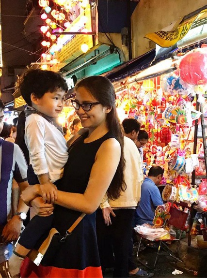 Chí Trung khoe ảnh cưới; Tự Long được gọi là “ông bố bỉm sữa” - 6 Hoa hậu Diễm Hương đưa con trai Noah đi chơi Tết Trung thu ở phố đèn lồng tại TPHCM.