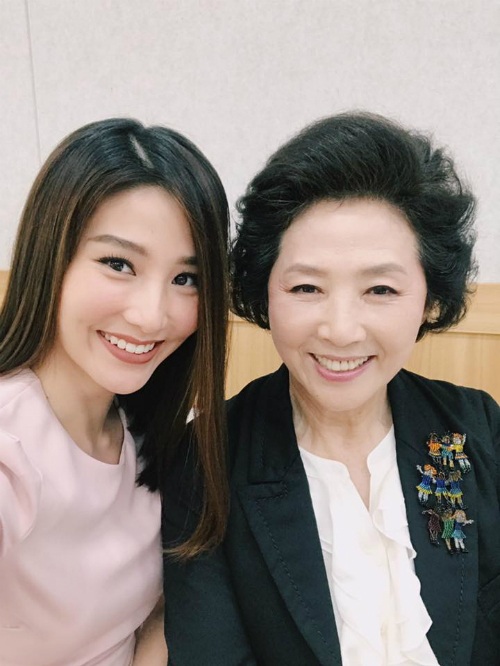 Xuân Bắc - Tự Long khoe ảnh "hổ báo", Đức Phúc lần đầu selfie sau phẫu thuật - 4 Diễm My chia sẻ ảnh cô sang Hàn Quốc hội ngộ cùng diễn viên nổi tiếng Hàn Quốc, nữ diễn viên chia sẻ: My được vinh dự làm việc cùng diễn viên gạo cội Go Doo Shim, người mẹ quốc dân đại Hàn nè cả nhà.