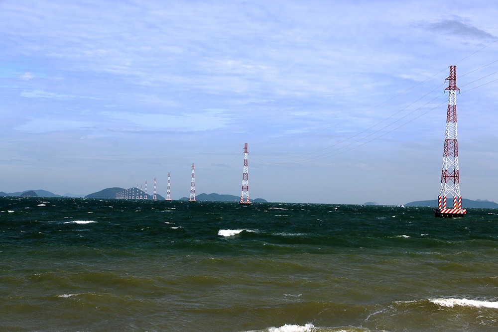 Đường dây trên không vượt biển mang điện lưới Quốc gia đến với xã đảo Hòn Nghệ. Đường dây trên không vượt biển mang điện lưới Quốc gia đến với xã đảo Hòn Nghệ.