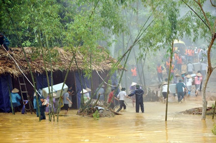 Đi xem diễn tập ứng phó lụt bão, 3 người bị thương khi mìn nổ - 1
Sự cố ngoài ý muốn xảy ra khi diễn tập ứng phó thiên tai.