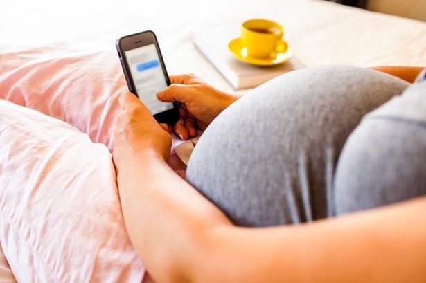 Điện thoại di động và sóng wifi có thể làm tăng nguy cơ sẩy thai - 1
Nghiên cứu cho thấy bức xạ không ion hóa từ trường có thể làm tăng nguy cơ sảy thai lên tới gần 50%.