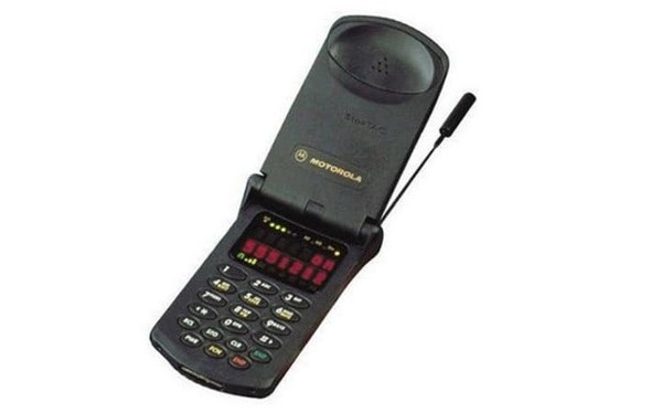 Điểm danh 20 chiếc điện thoại di động bán chạy nhất lịch sử - 2 Motorola StarTAC là chiếc điện thoại di động “cổ” nhất xuất hiện trong danh sách này. Được ra mắt vào năm 1996 và được coi là một trong những chiếc điện thoại di động thương mại đầu tiên trên thị trường, sản phẩm đã bán được hơn 60 triệu máy trên toàn cầu.