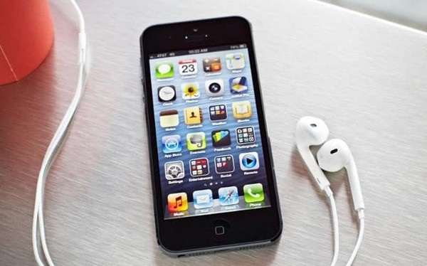 Điểm danh 20 chiếc điện thoại di động bán chạy nhất lịch sử - 5 iPhone 5 là phiên bản iPhone đầu tiên được mở rộng kích cỡ màn hình lên mức 4-inch so với màn hình 3,5-inch của các phiên bản iPhone trước đó. Sản phẩm được ra mắt vào năm 2012 và bán được hơn 70 triệu thiết bị trên toàn cầu.