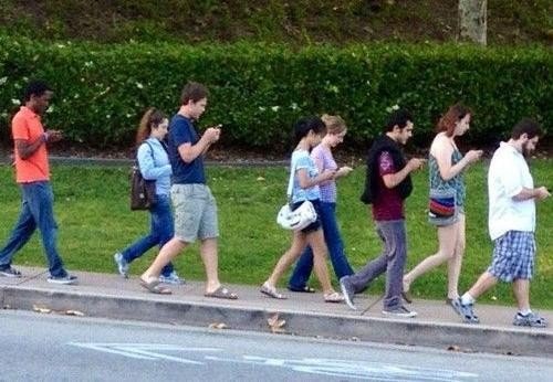 Smartphone đang biến con người thành những “xác sống” - 1 Thói quen vừa đi vừa dùng điện thoại di động đang làm thay đổi dáng đi lẫn cách đi của con người