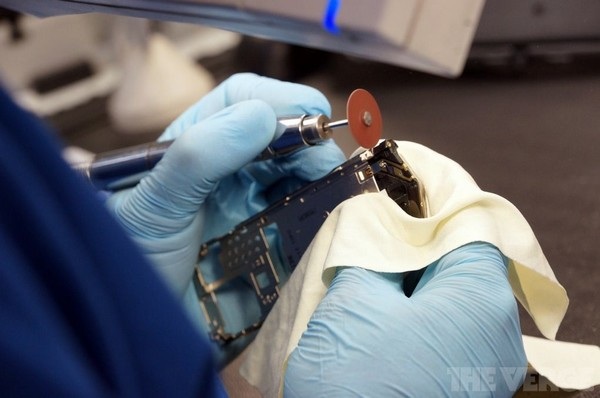 Quá trình tạo nên một đường nét tinh xảo trên sản phẩm của Vertu