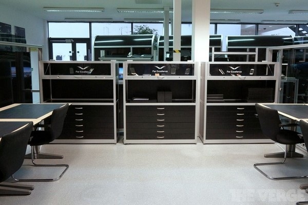 Phòng chứa các linh kiện mẫu của Vertu