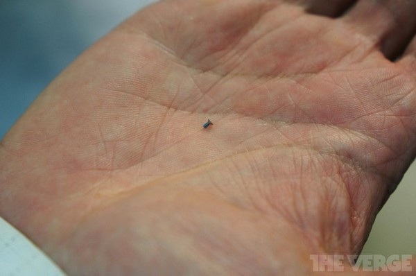 Những chiếc ốc vít rất nhỏ dùng để lắp ráp trong smartphone của Vertu cũng đòi hỏi đáp ứng được tiêu chuẩn khắt khe đề ra.