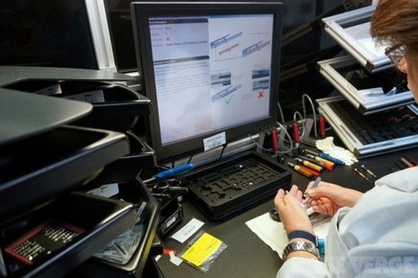 Phải mất nhiều tháng đến một năm để huấn luyện một kỹ sư trở thành nhân viên lắp ráp điện thoại của Vertu. Tuy nhiên ngay cả những nhân viên lành nghề nhất cũng phải tuân thủ theo từng bước hướng dẫn lắp ráp được hiển thị ở một màn hình trước mắt của mình.