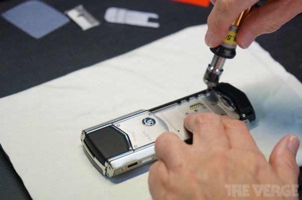 Các kỹ sư phải biết cách lấy ra những phần linh kiện bên trong sản phẩm mà không vượt qua được bài kiểm tra chất lượng để thay thế và sửa chữa.