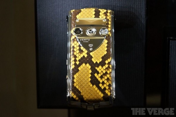 Một chiếc Vertu với họa tiết da rắn, nhưng chỉ dừng lại ở mức ý tưởng (concept), thay vì sản phẩm thực tế.
