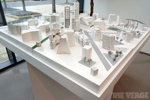 Mô hình thành phố tương lai được kiến trúc sư nổi tiếng người Anh Richard Wilson tạo nên từ những bộ phận bộ đi của Vertu.Các cột đèn đường được làm từ ăng-ten, các tòa nhà chọc trời được xây dựng trên khung kim loại, còn những con đường màu xanh là các board mạch chủ. Ngoài ra Wilson còn sử dụng các tấm màn hình trong tác phẩm đẹp mắt này. Sản phẩm đã được Vertu mang bán đấu giá để ủng hộ từ thiện.