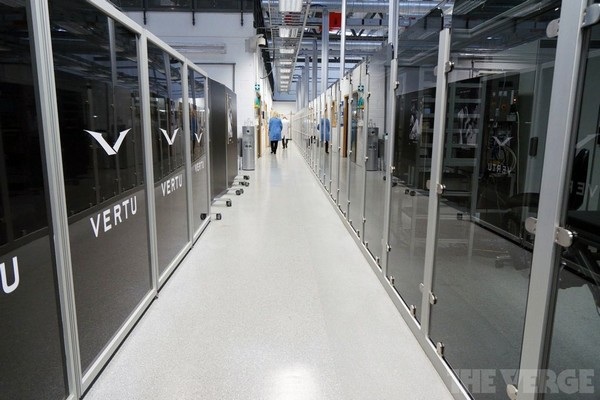 Mọi người bên trong khu vực sản xuất đều được trang bị một áo khoác phòng thí nghiệm và một giày chống tĩnh điện. Vertu cho biết muốn giữ cho khu vực sản xuất của mình luôn sạch sẽ, đặc biệt ở khu vực lắp ráp màn hình, khi mà Vertu không muốn có một hạt bụi nào có thể lọt vào máy trong quá trình lắp ráp.