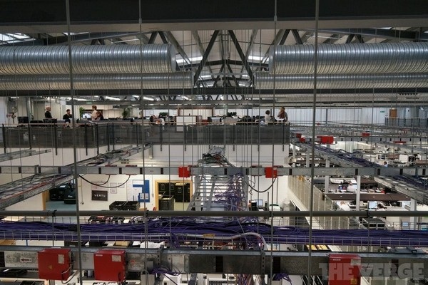 Phía dưới của văn phòng Vertu được dành cho khu vực sản xuất, lắp ráp, kiểm tra và đóng gói sản phẩm, trong khi tầng trên dành cho khu vực quản trị. Bên trong được lắp đặt camera quan sát các vật liệu cao cấp mà Vertu sử dụng cho sản phẩm của mình đề phòng trường hợp bị mất cắp.