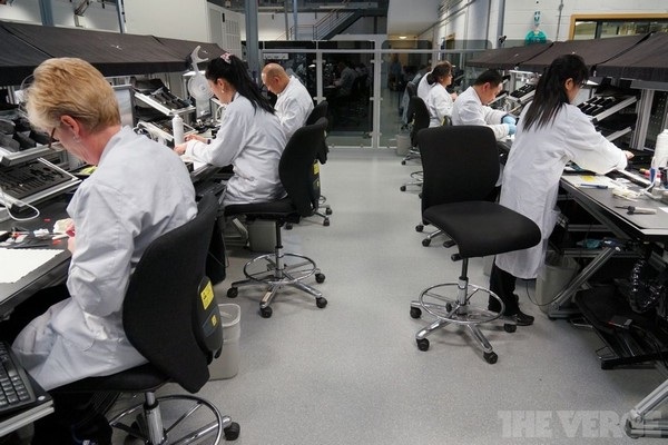 Không có các băng tải tự động trong dây chuyền sản xuất của Vertu. Mỗi nhân viên chịu trách nhiệm hoàn thiện một chiếc điện thoại từ đầu đến cuối và mỗi thiết bị đều có chữ ký của người thực hiện sau khi hoàn thành. Các khách hàng sẽ dựa vào thông tin của người hoàn thành sản phẩm để liên hệ và yêu cầu lắp ráp thêm sản phẩm mới khi cần hoặc nhận xét, phản ánh tình trạng máy. Dựa vào phản ánh của khách hàng, Vertu sẽ có được đánh giá cho từng nhân viên của mình.