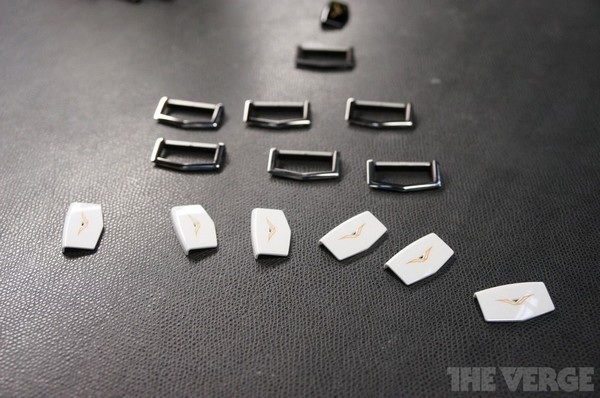 Các thành phần trên điện thoại của Vertu đều được thiết kế tùy chỉnh với mức tinh xảo cao, không phải là các linh kiện sản xuất hàng loạt. Nhiều chi tiết phức tạp đòi hỏi mức độ chính xác cao và đôi khi 15% số lượng các linh kiện làm ra bị loại bỏ vì không đáp ứng được yêu cầu.