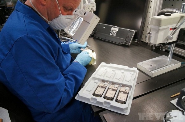 Một chuyên gia của Vertu đang thực hiện một công đoạn đòi hỏi sự tỉ mỉ cao