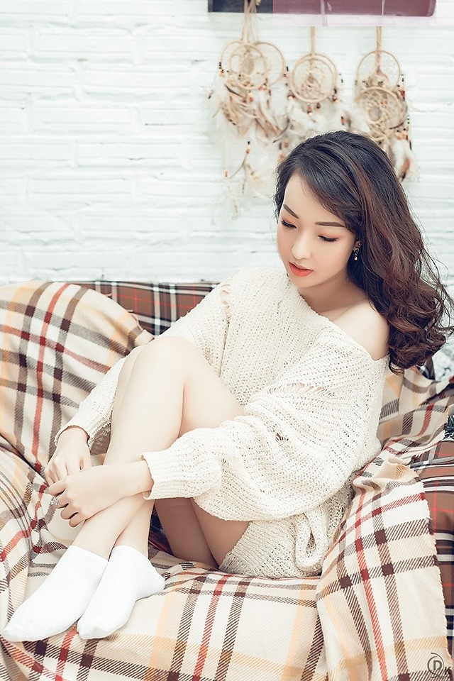 Thiếu nữ Hà thành đón mùa Giáng sinh ngọt ngào, ấm áp - 5 Lấy màu trắng làm chủ đạo, điểm thêm sắc xanh của những cây thông Noel, những hình ảnh của Kiều Nhi đem lại cảm giác nhẹ nhàng, tươi tắn.