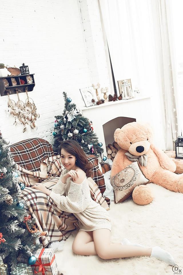 Thiếu nữ Hà thành đón mùa Giáng sinh ngọt ngào, ấm áp - 2 Là một diễn viên, người mẫu ảnh, Kiều Nhi từng khiến cộng đồng mạng xôn xao với bộ ảnh chụp tại vườn đào tuyệt đẹp vào dịp Tết 2017. Từ đó, cô nàng ngày càng nhận được sự quan tâm, theo dõi của nhiều người.