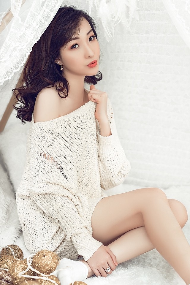 Thiếu nữ Hà thành đón mùa Giáng sinh ngọt ngào, ấm áp - 1 Cô gái xinh xắn đến từ Hà Nội vừa tung bộ ảnh mới khiến ai cũng trầm trồ vì ngày càng trẻ trung, xinh đẹp hơn.