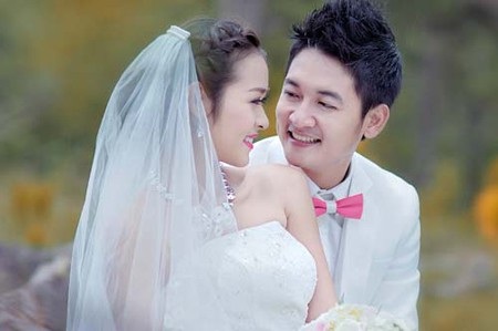 Đường tình lận đận của 3 hot girl đời đầu Sài Thành - 13 Khi trên đỉnh cao nhan sắc, người đẹp bất ngờ lên xe hoa ở tuổi 19. Sau đó, khán giả lại không khỏi bất ngờ khi hay tin diễn viên trẻ Diệp Bảo Ngọc ly hôn với Thành Đạt sau 3 năm hạnh phúc mặc dù cả hai đã có một bé trai kháu khỉnh. Cô và nam diễn viên Thành Đạt chia tay trong hòa bình và hiện giữ mối quan hệ bạn bè. Diệp Bảo Ngọc luôn dạy con trai phải yêu thương bố. Quan điểm của cô là quá khứ nên đẩy lùi phía sau.