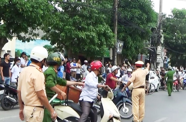 Lửa thiêu rụi 2 tầng nhà, cả phố giúp chủ nhà sơ tán tài sản - 5 CSGT, CSTT căng mình điều tiết giao thông trên Quốc lộ 1 trước ngôi nhà bị cháy