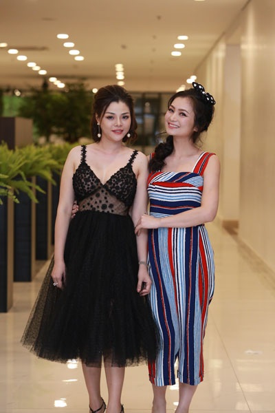 Diệu Hương hé lộ lý do ở ẩn sau phim “Bánh đúc có xương” - 2 Diệu Hương xuất hiện làm vedette trong chương trình của người chị thân thiết, Thu Yến.