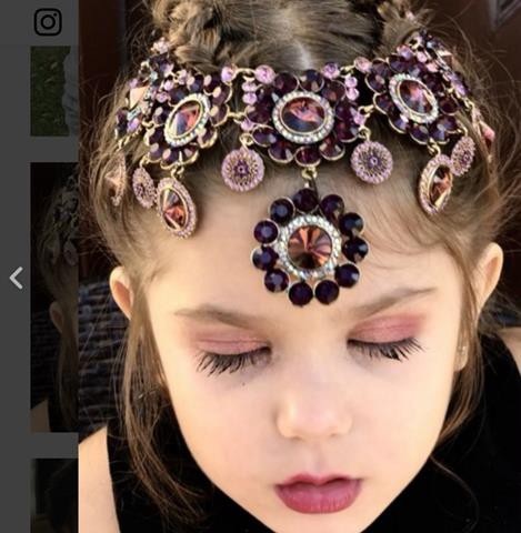 Bé 3 tuổi dạy trang điểm thần sầu - 1 Cô bé 3 tuổi có khả năng trang điểm khiến nhiều người thán phục