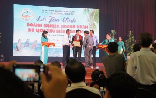 “Chúng tôi đã thành công từ ngôi trường này” - 3 Hoàng Công Định (đeo hoa) nhận bằng khen tại lễ tôn vinh Doanh nghiệp, Doanh nhân tiêu biểu 2016 tỉnh Bình Thuận