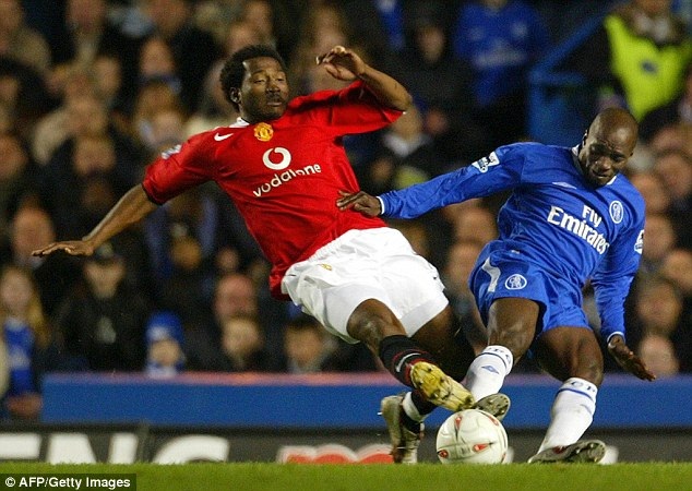 Trong nỗ lực tìm người thay thế Roy Keane, Sir Alex Ferguson đã mang về Eric Djemba-Djemba. Tuy nhiên, mọi sự kỳ vọng tan biến. Màn trình diễn của cầu thủ người Cameroon quá tệ. Có lẽ, không vì cái tên khá “đặc biệt”, nhiều người đã lãng quên tiền vệ này.